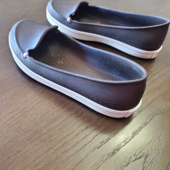 Women's Crocs flat shoes size 6 brown and pink - Picture 3 of 5